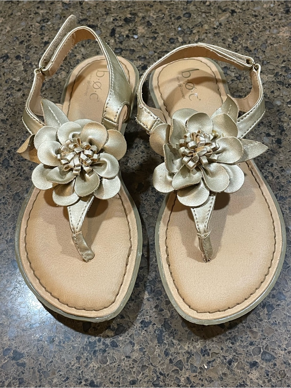 b.o.c. Born Concept Womens Sz 6? Gold Floral T-Strap Sandals w Flower Design